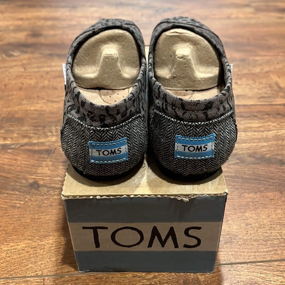 TOMS Classics - Picture 3 of 5